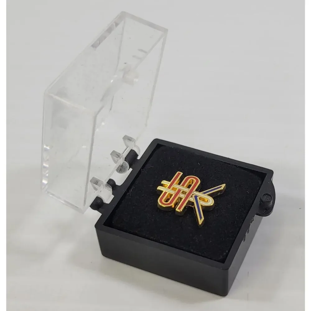 *B9) 2018 Michael Bierut Men's Vogue Magazine Politically Neutral USA Lapel Pin